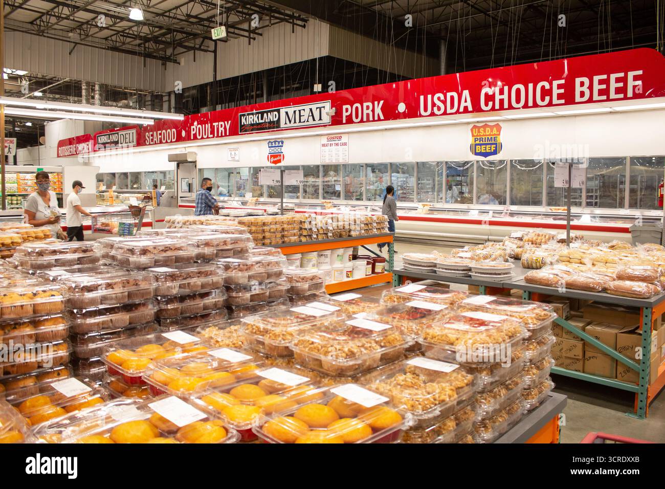 Los Angeles, Californie, États-Unis - 09-01-2020 : une vue des services de boulangerie et de viande à l'intérieur d'un Costco local. Banque D'Images