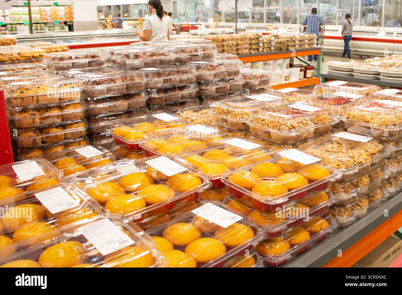 Los Angeles, Californie, États-Unis - 09-01-2020 : une vue d'une exposition de muffins Kirkland signature assortis, exposés dans un local Costco. Banque D'Images