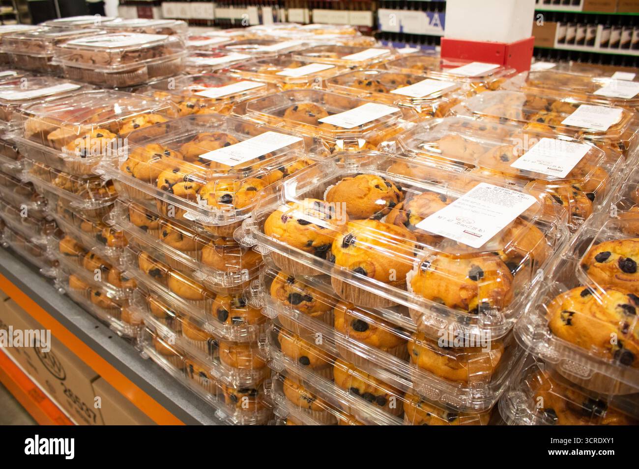 Los Angeles, Californie, États-Unis - 09-01-2020 : une vue de plusieurs paquets de muffins aux myrtilles signature Kirkland, exposés dans un local Costco. Banque D'Images