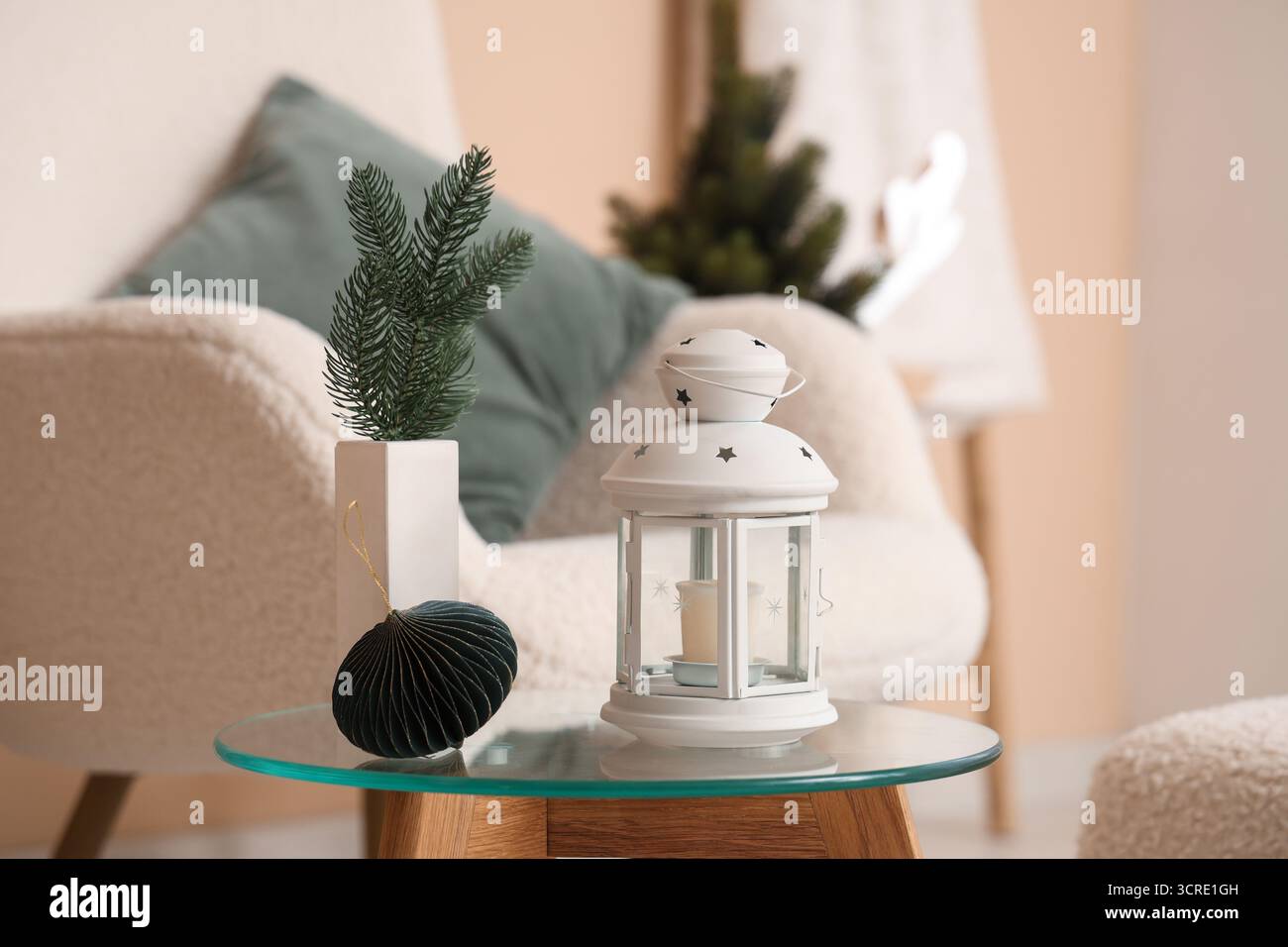 Lanterne de Noël avec bougie sur table basse avec décorations. Gros plan Banque D'Images