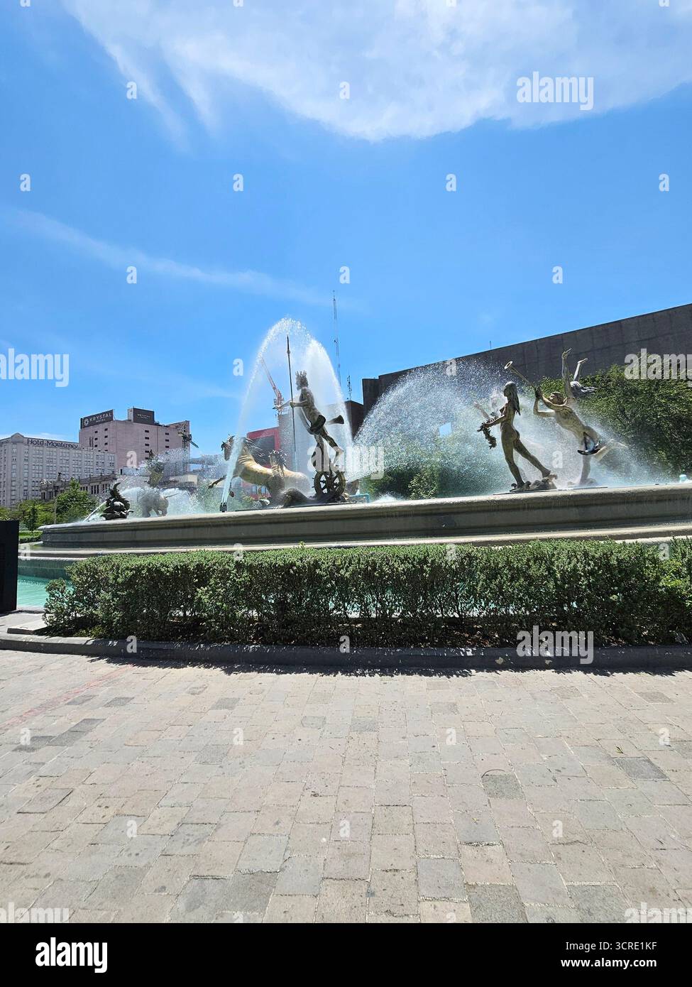 Monterrey, Nuevo Leon, Mexique - 30 juillet 2025 : la fontaine de Neptune ou de la vie est le monument central de la Macroplaza de la ville de Monterrey Banque D'Images