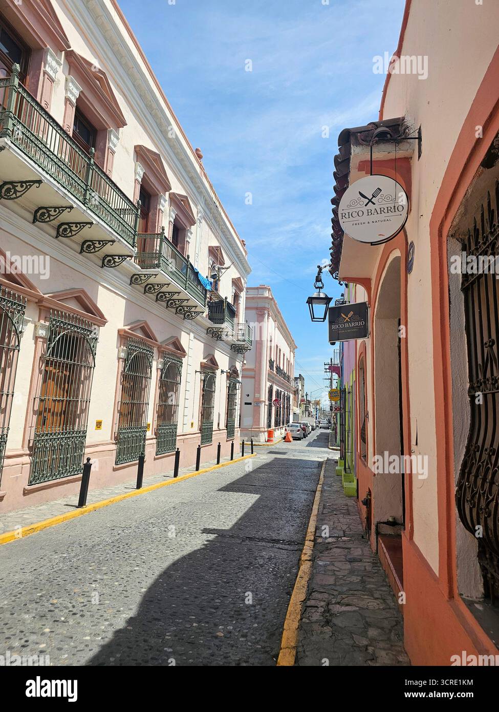 Monterrey, Nuevo Leon, Mexique - 30 juillet 2025 : bâtiments de style colonial, cafés, restaurants et maisons dans la vieille ville du centre-ville de Monterrey Banque D'Images