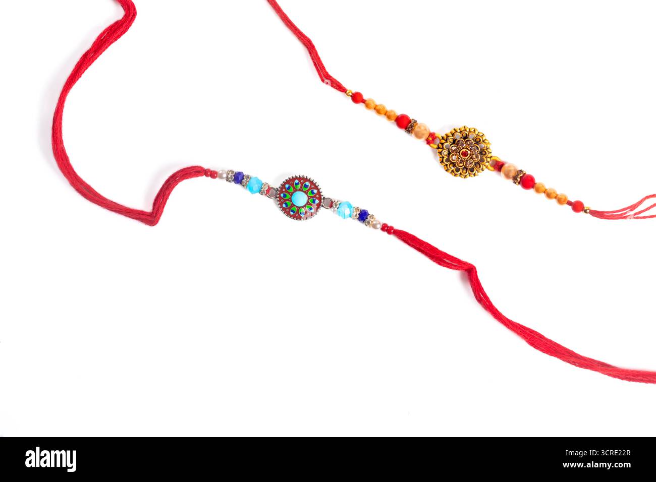Deux bandes Rakhi vibrantes sur fond blanc symbolisant l'amour et la protection dans la tradition indienne. Banque D'Images Deux bandes Rakhi vibrantes sur fond blanc symbolisant l'amour et la protection dans la tradition indienne. Banque D'Images