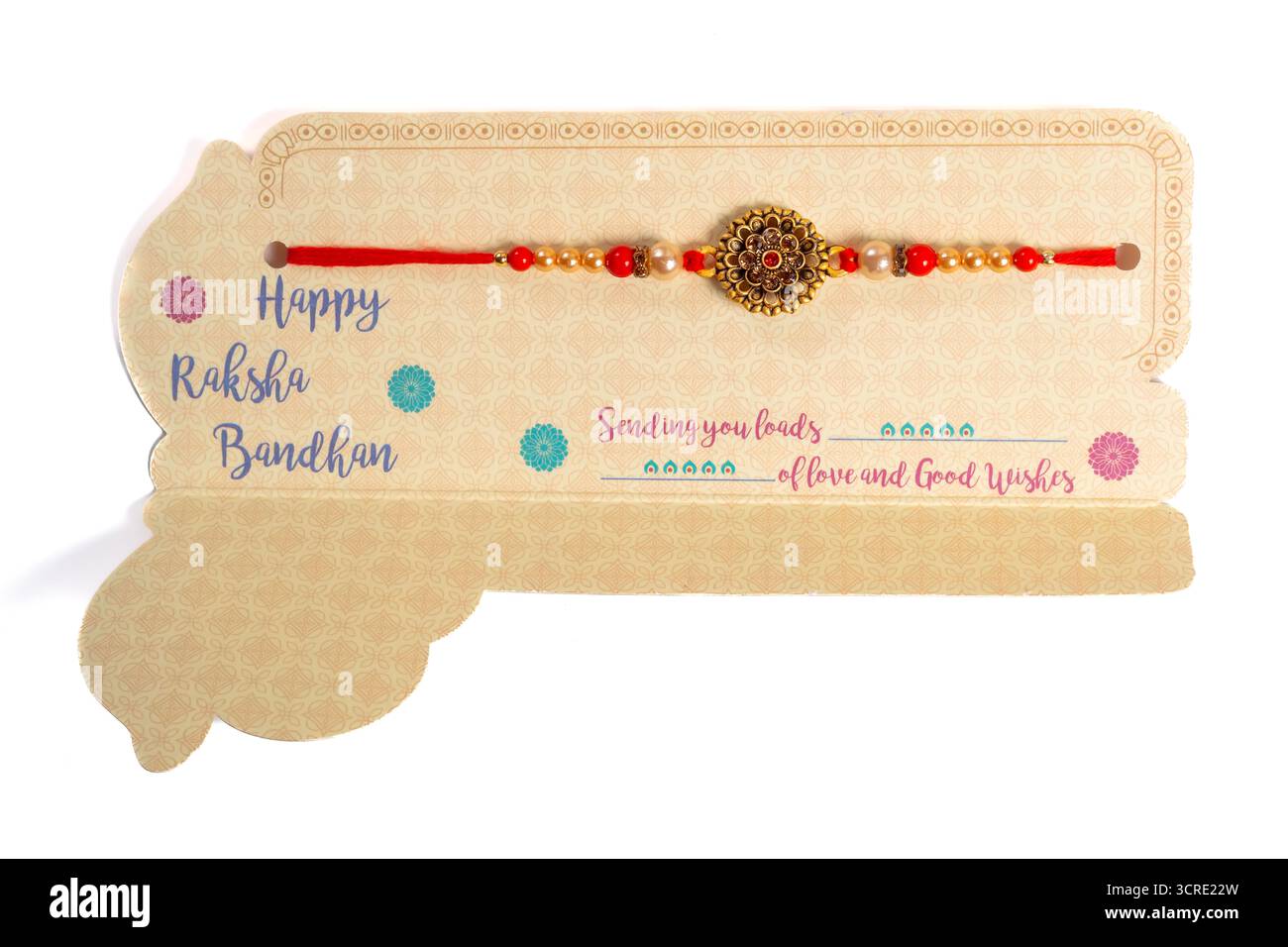 Un rakhi fait à la main sur une carte décorative avec un design festif, symbolisant le lien fraternel et l'amour pendant la fête de Raksha Bandhan. Banque D'Images