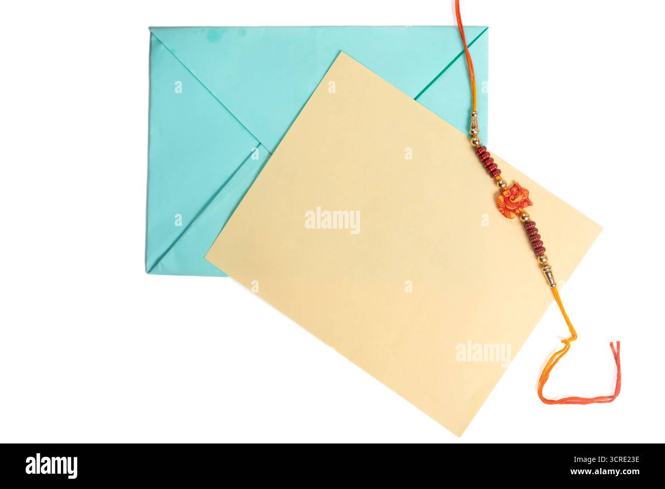 Raksha Bandhan Rakhi avec emballage décoratif et carte vierge symbolisant l'amour entre frères et sœurs pendant la fête indienne. Banque D'Images