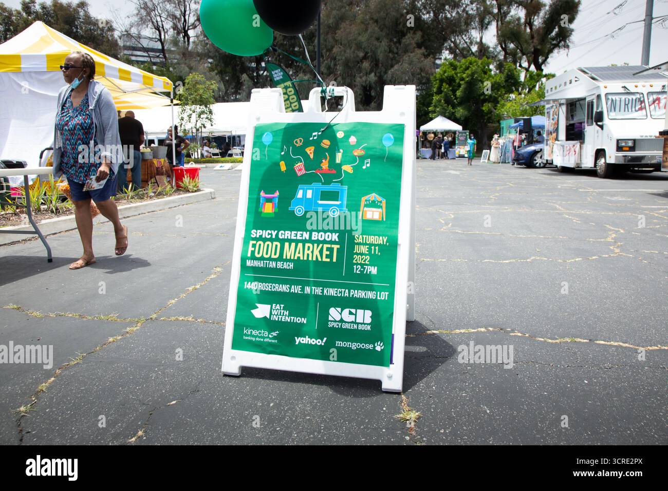 Los Angeles, Californie, États-Unis - 2022-05-05 : une vue d'un panneau publicitaire En Forme De A pour accueillir les invités dans le marché épicé Green Book Food Market. Banque D'Images