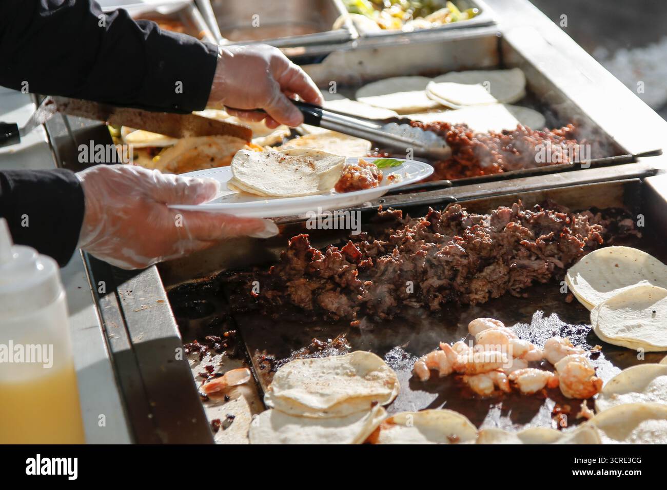 Une vue du contenu des ingrédients d'un chariot à tacos. Banque D'Images