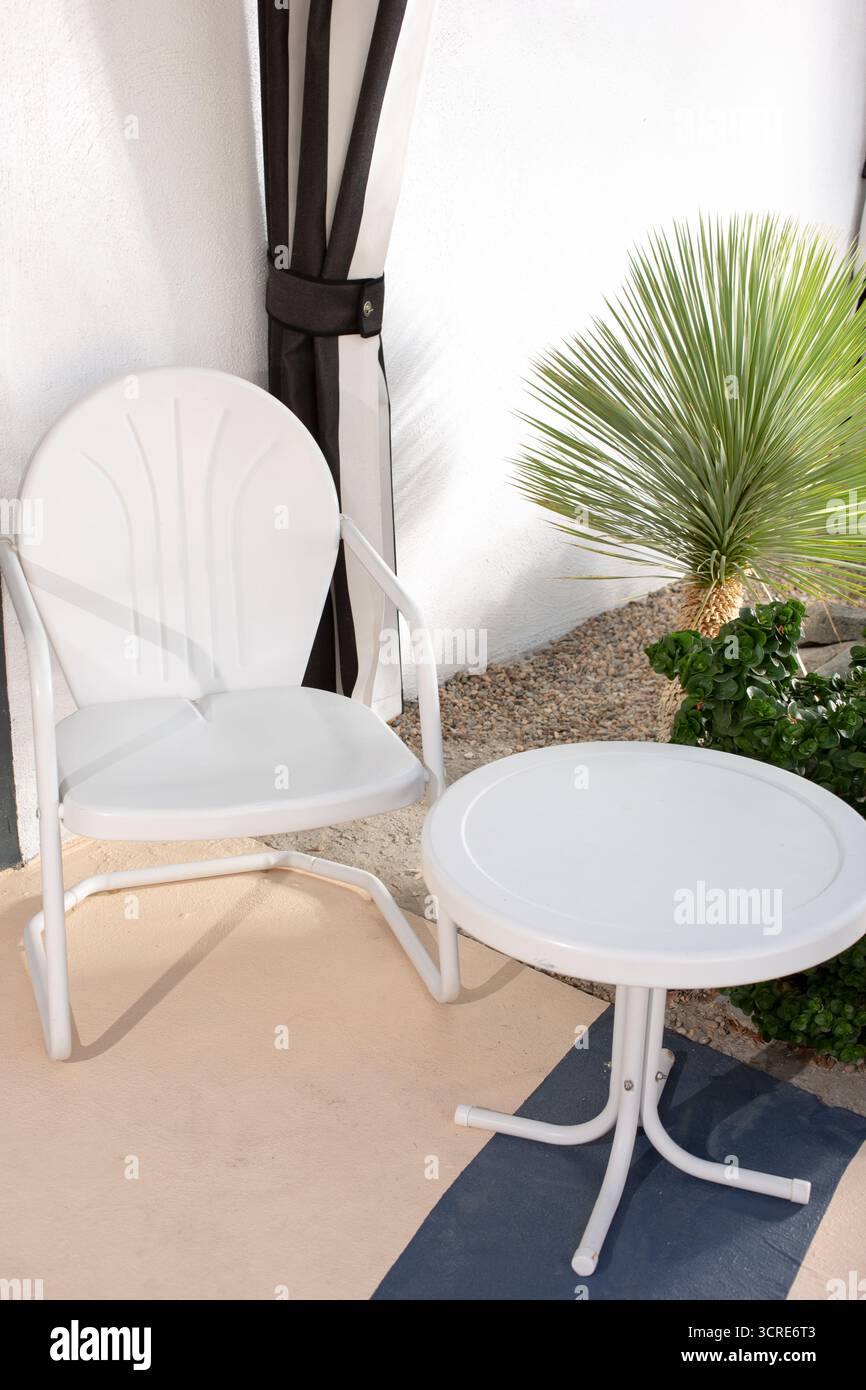 Une vue sur les meubles de patio dans une scène de villégiature de désert de style de vie. Banque D'Images