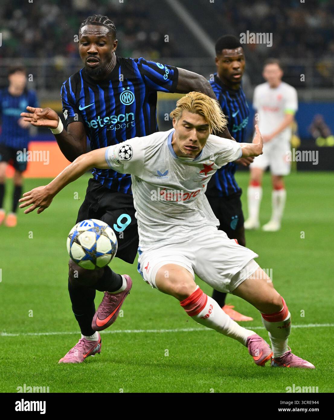 Milan. 1er octobre 2025. Marcus Thuram (l) de l'Inter Milan affronte Daichi Hashioka de Salvia Praha lors du match de l'UEFA Champions League entre l'Inter Milan et Slavia Praha à Milan, Italie, le 30 septembre 2025. Crédit : Xinhua/Alamy Live News Banque D'Images