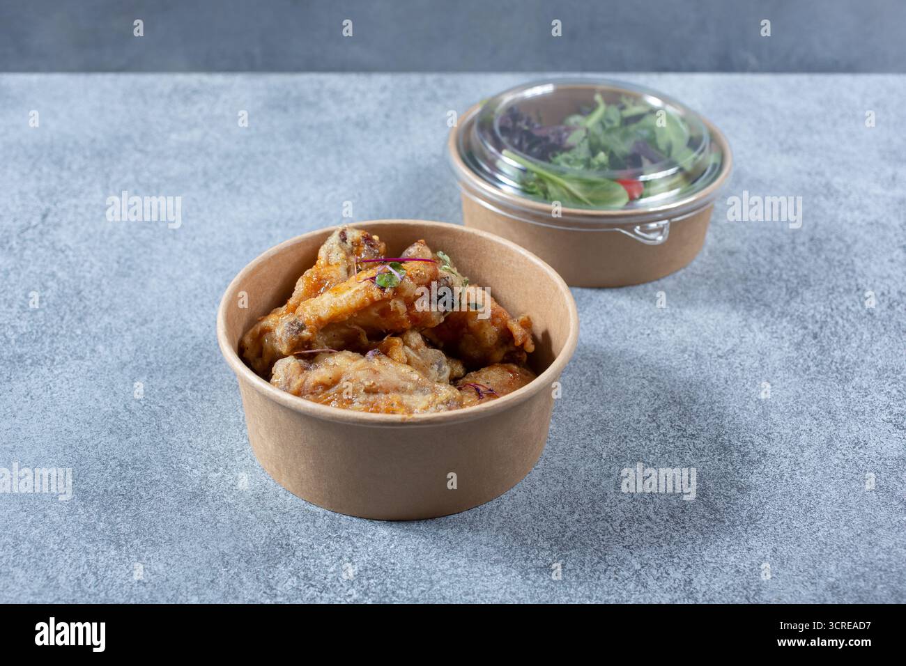 Une vue d'une paire de conteneurs en papier à emporter, l'un est ouvert et l'autre est fermé avec un couvercle en plastique. Banque D'Images Une vue d'une paire de conteneurs en papier à emporter, l'un est ouvert et l'autre est fermé avec un couvercle en plastique. Banque D'Images