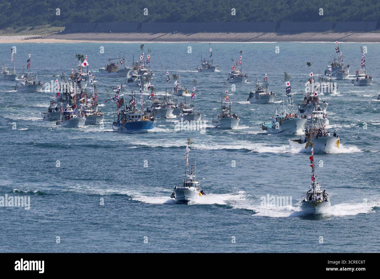 Approximately 120 fishing boats take part in Maritime parade as Miare Festival at Konominato of Genkai Sea in Munakata City, Fukuoka Prefecture, western Japan and Kyusyu Island region, on October 1, 2025. This parade is part of the Autumn Grand Festival to give thanks for bountiful harvest, maritime safety, and large catch of fish. ( The Yomiuri Shimbun via AP Images ) Banque D'Images