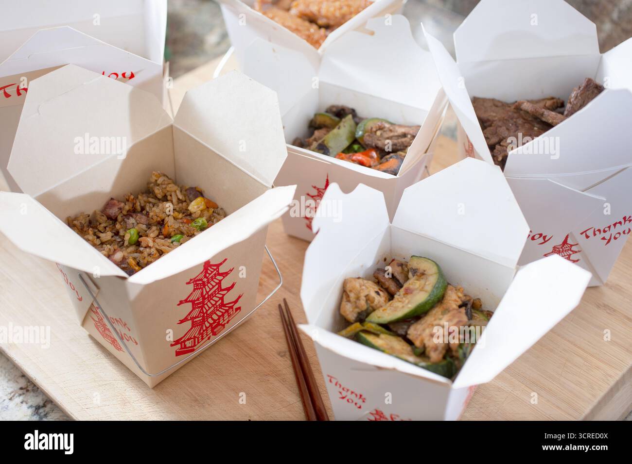 Une vue de plusieurs conteneurs à emporter chinois ouverts. Banque D'Images Une vue de plusieurs conteneurs à emporter chinois ouverts. Banque D'Images