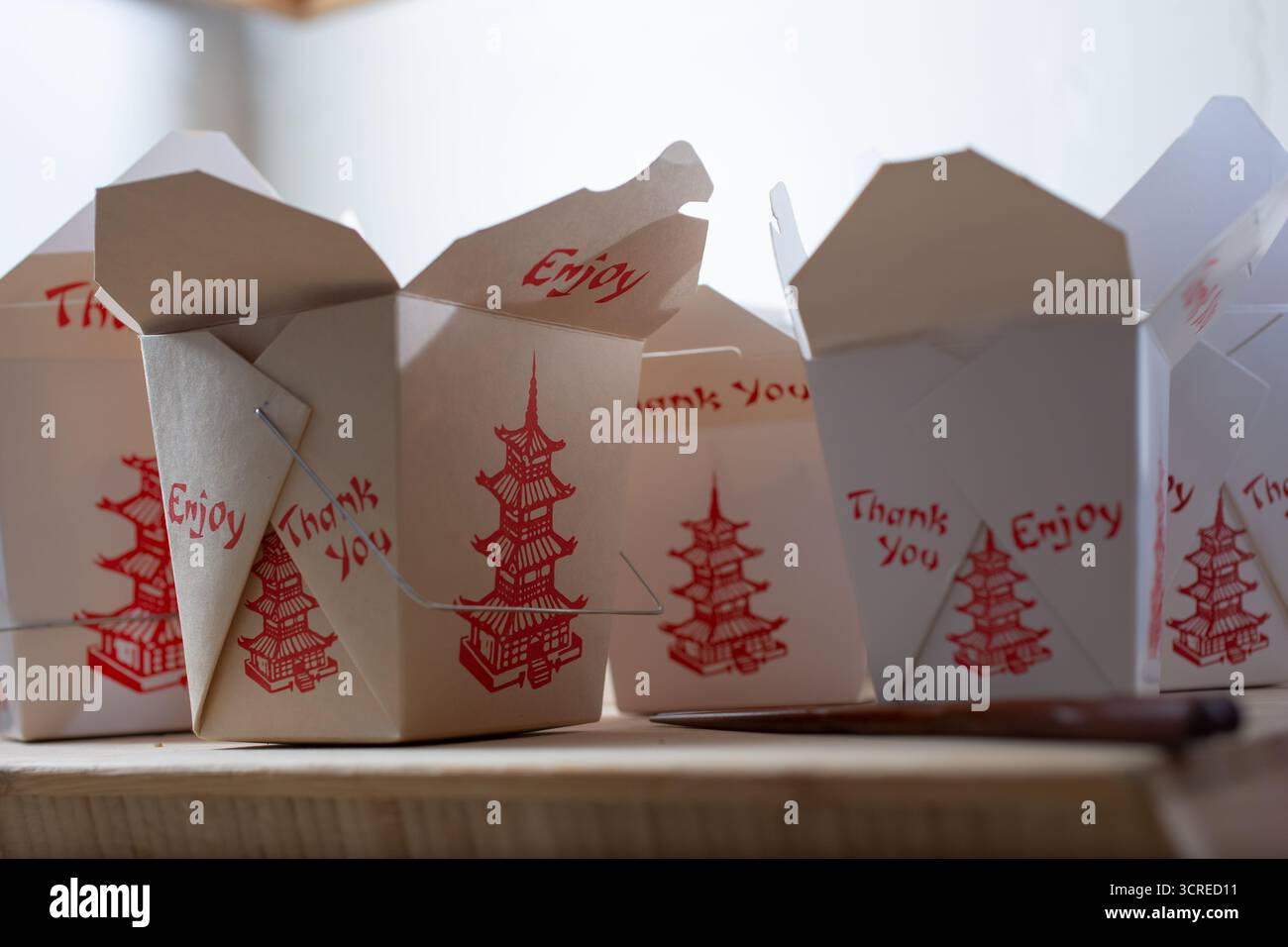 Une vue de plusieurs conteneurs à emporter chinois ouverts. Banque D'Images Une vue de plusieurs conteneurs à emporter chinois ouverts. Banque D'Images