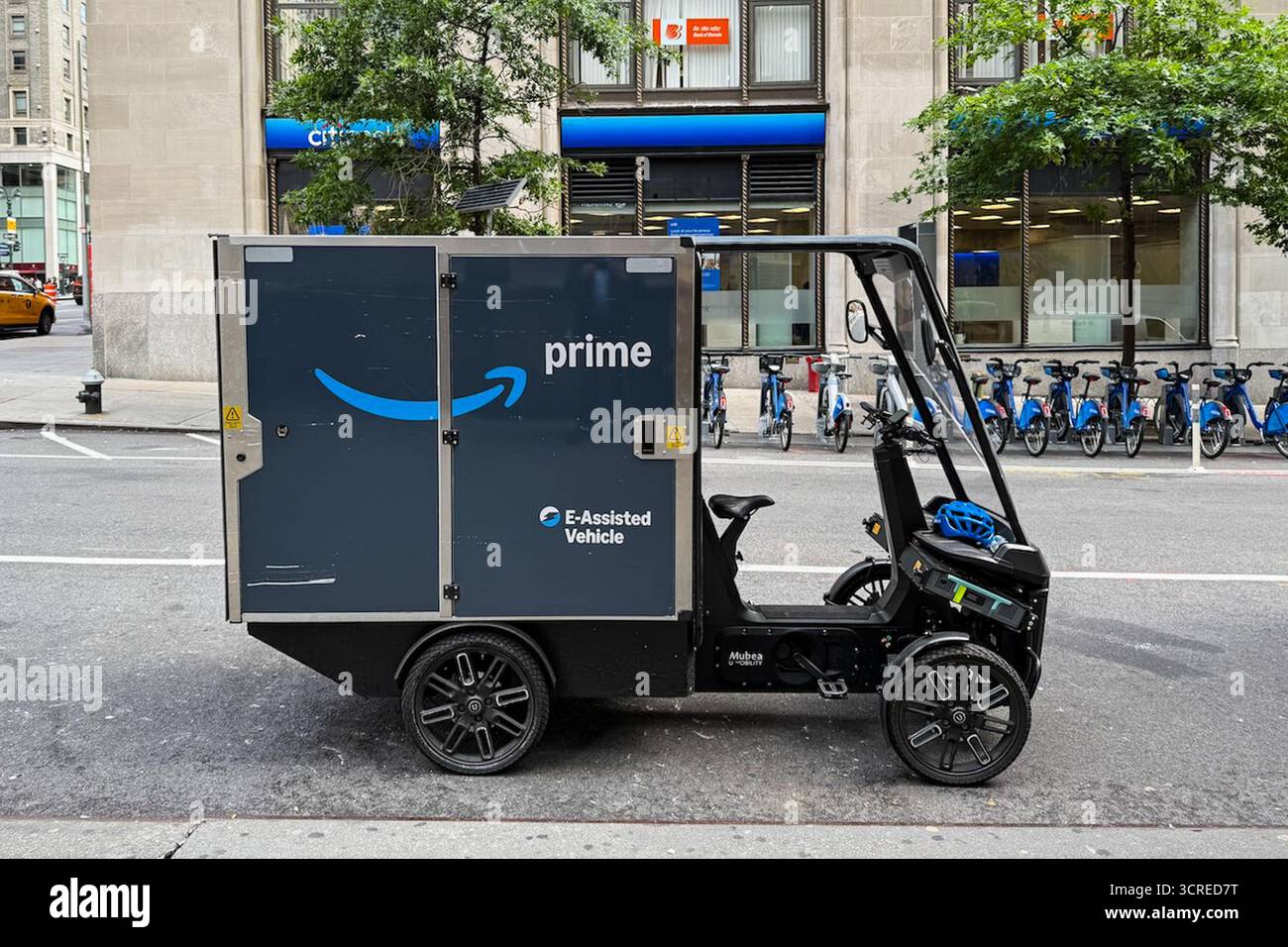 New York, États-Unis. 17 septembre 2025. 17 septembre 2025 - Une scène de rue horodatée à Manhattan montre un véhicule utilitaire compact étiqueté avec le logo Amazon Prime garé le long d'un trottoir de la ville. Le véhicule semble être un chariot électrique ou un petit chariot utilitaire avec une carrosserie sombre et une zone de conduite ouverte. (Photo de Samuel Rigelhaupt/Sipa USA) crédit : Sipa USA/Alamy Live News Banque D'Images