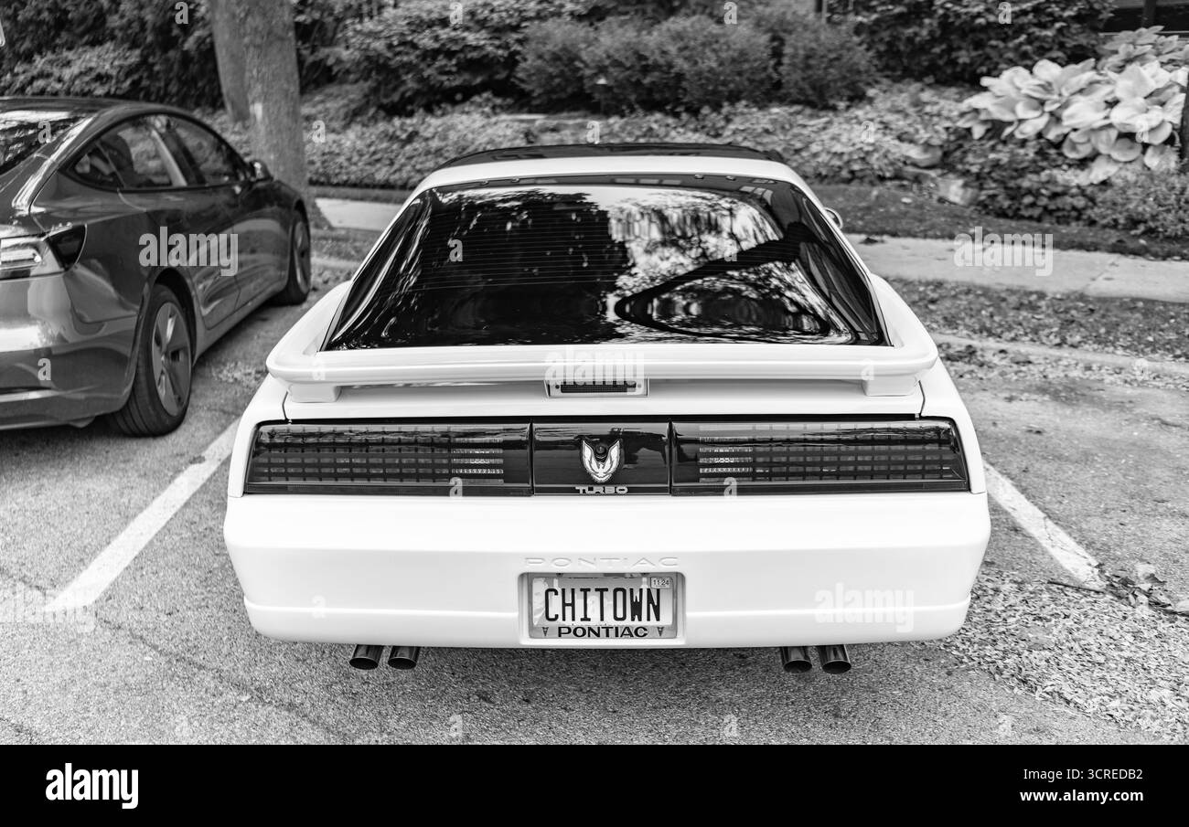 Chicago, Illinois - 29 septembre 2024 : 1992 Pontiac Firebird TRANS Am GTA couleur blanche. Pontiac Firebird TRANS Am GTA 1992 stationné dans la rue. retour Banque D'Images