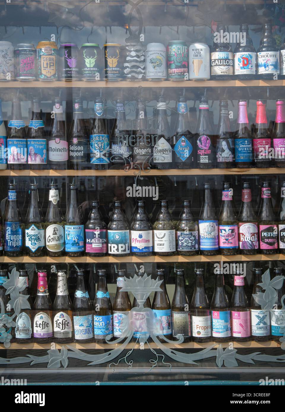 Maastricht. Limbourg - pays-Bas 10-04-2022. Différents types et variétés de bières exposées dans un café de la ville de Maastricht. Banque D'Images