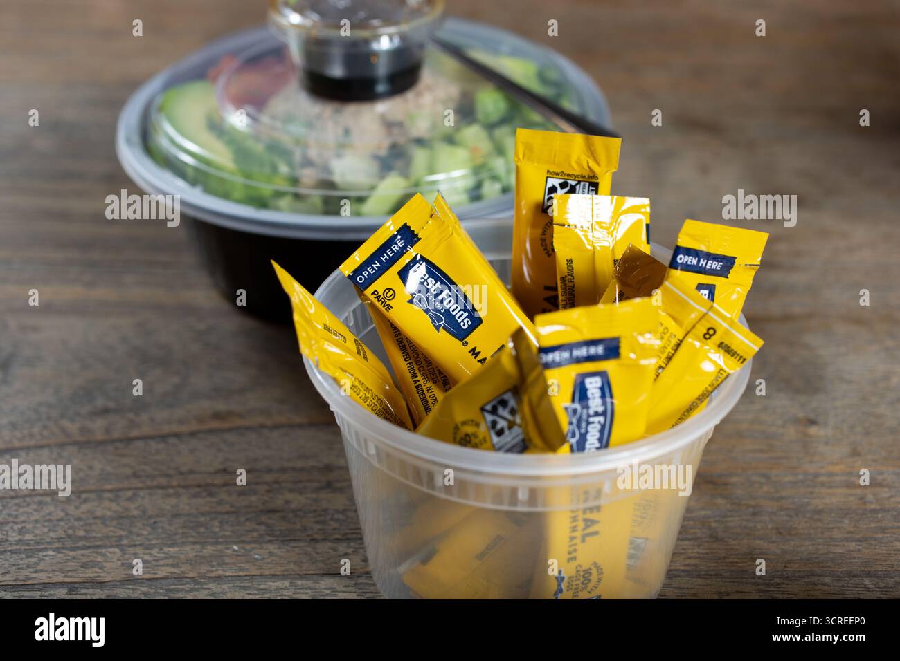 Los Angeles, Californie, États-Unis - 05-20-05 2022 : une vue de plusieurs paquets de mayonnaise Best Foods. Banque D'Images