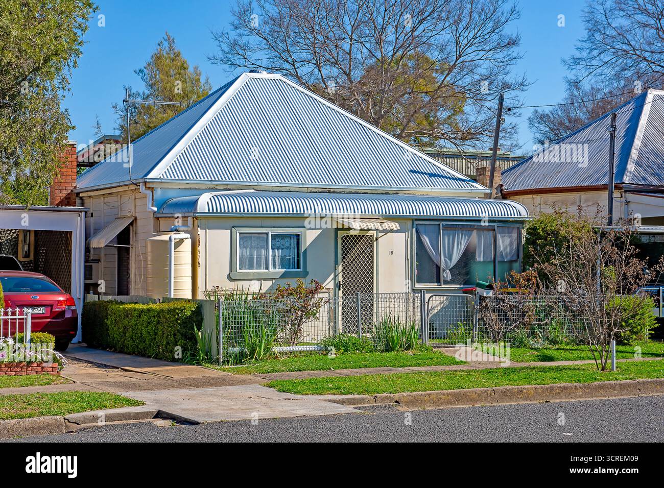 Joli petit bungalow avec toit de hanche en fer et véranda bullnose à Barraba NSW Australie, Banque D'Images