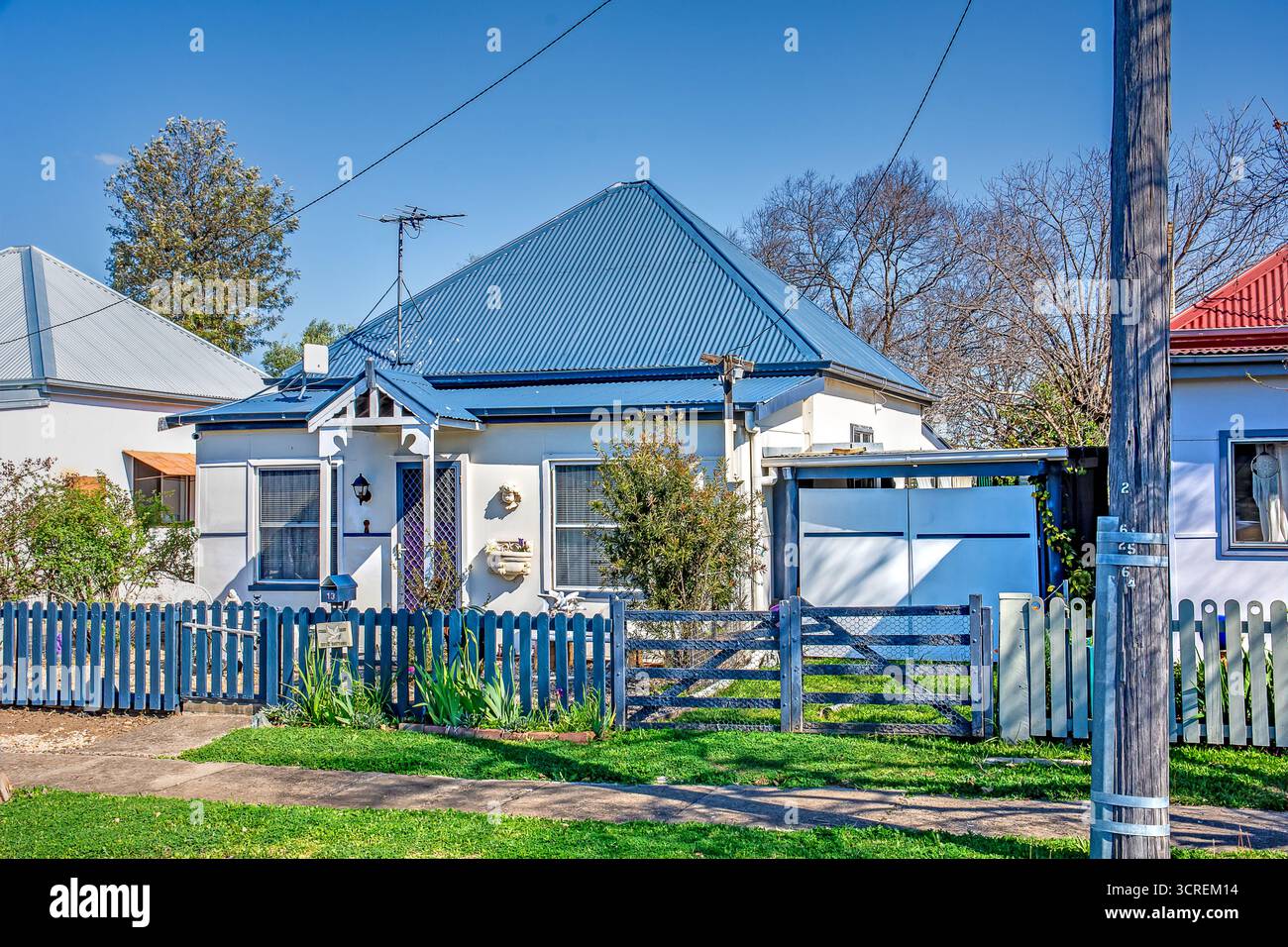 Typique vieux cottage de travailleurs avec toit de hanche en fer et petite véranda et portique à Barraba NSW Australie rénové pour la vie moderne. Banque D'Images