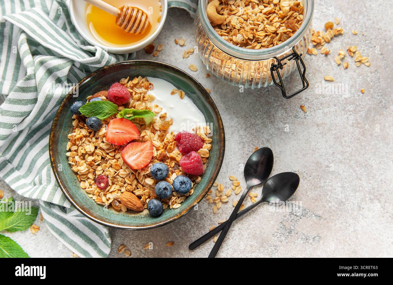 Granola, yaourt et baies fraîches créant un repas de petit déjeuner sain et nutritif Banque D'Images