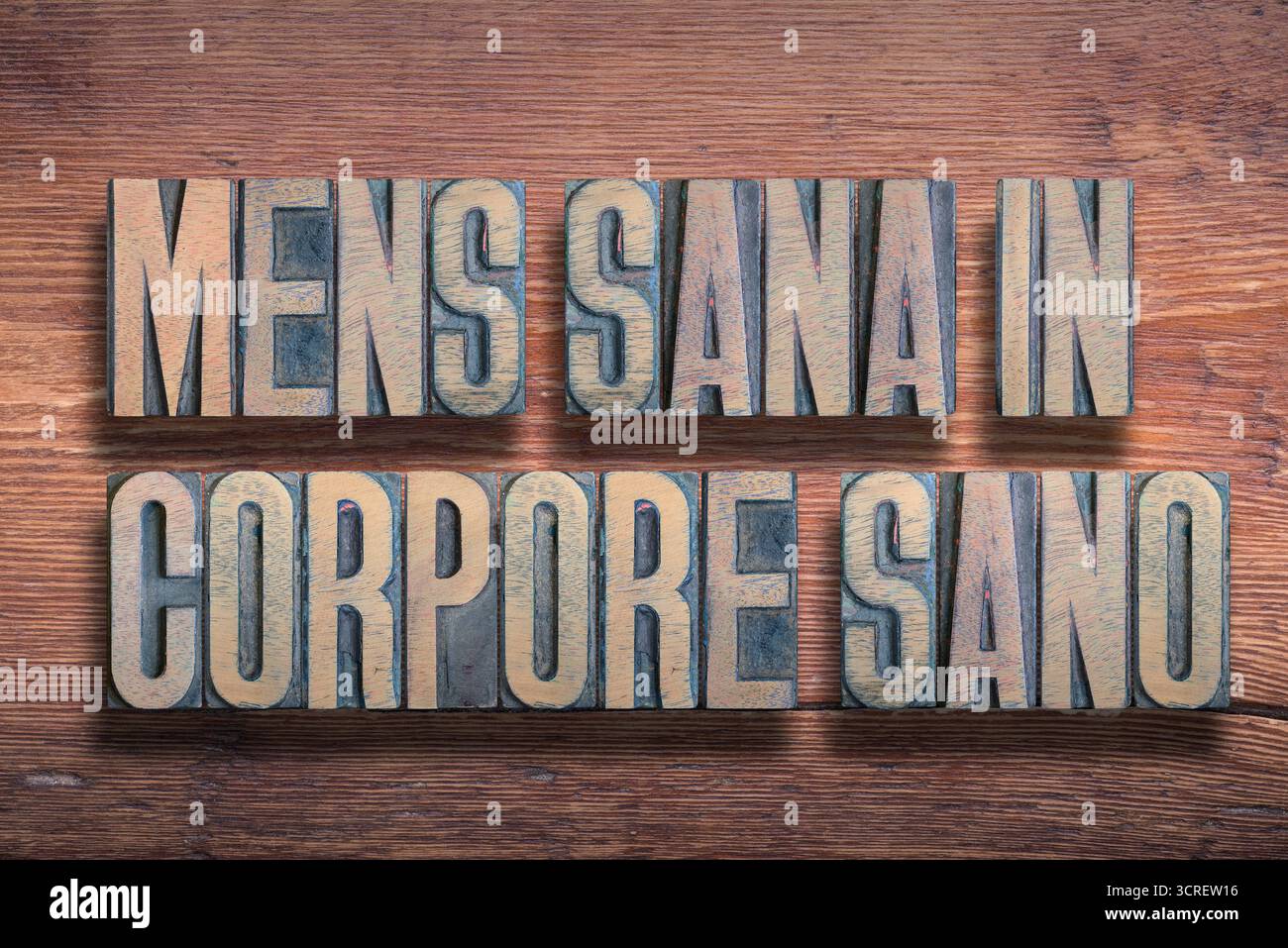 Mens sana in corpore sano (Un esprit sain dans un corps sain) phrase latine combinée sur une surface en bois verni vintage Banque D'Images