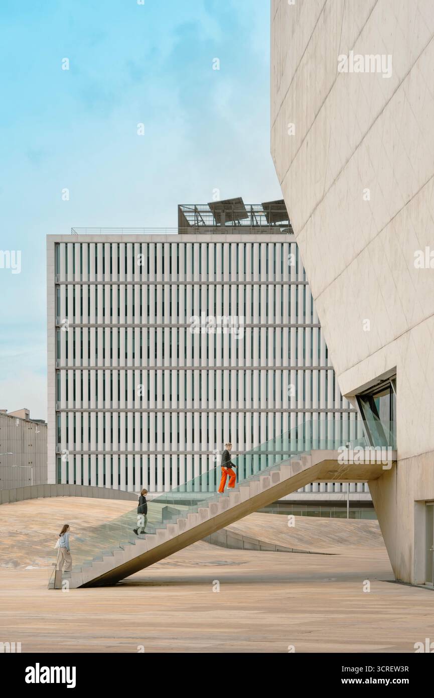 Les gens escaladent l’escalier minimaliste en verre et béton et la façade de la Maison de la musique (Casa da Música) de Rem Koolhaas à Porto, Portugal Banque D'Images
