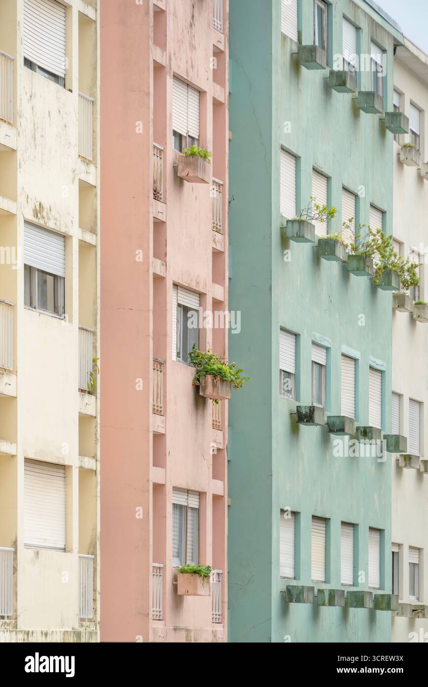 Immeubles d'appartements aux couleurs pastel avec balcons et volets roulants dans un quartier résidentiel urbain, vue extérieure Banque D'Images