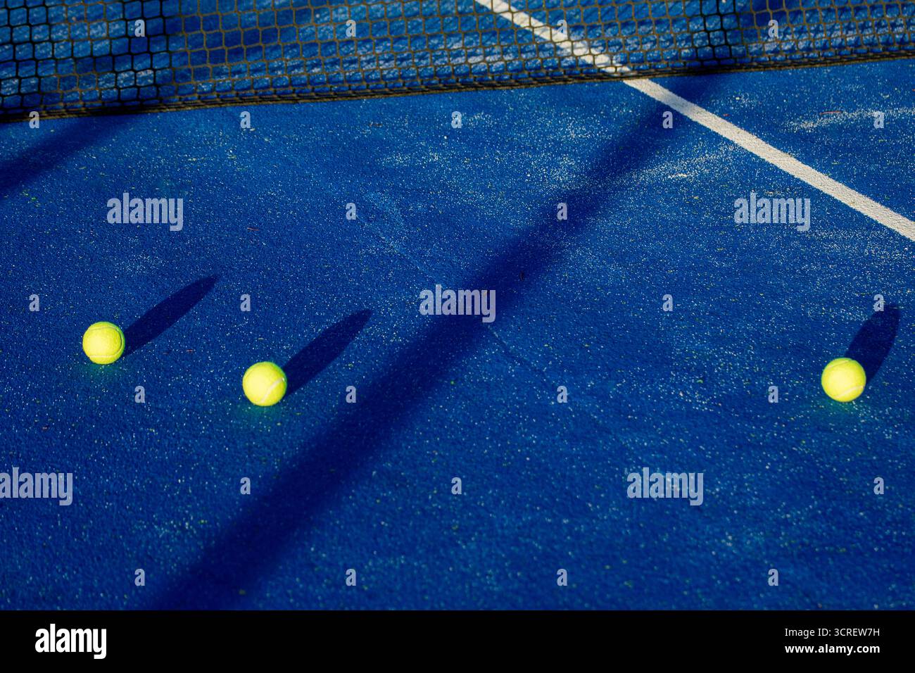 Une scène sportive minimaliste avec une lumière forte le concept d'un design graphique Banque D'Images