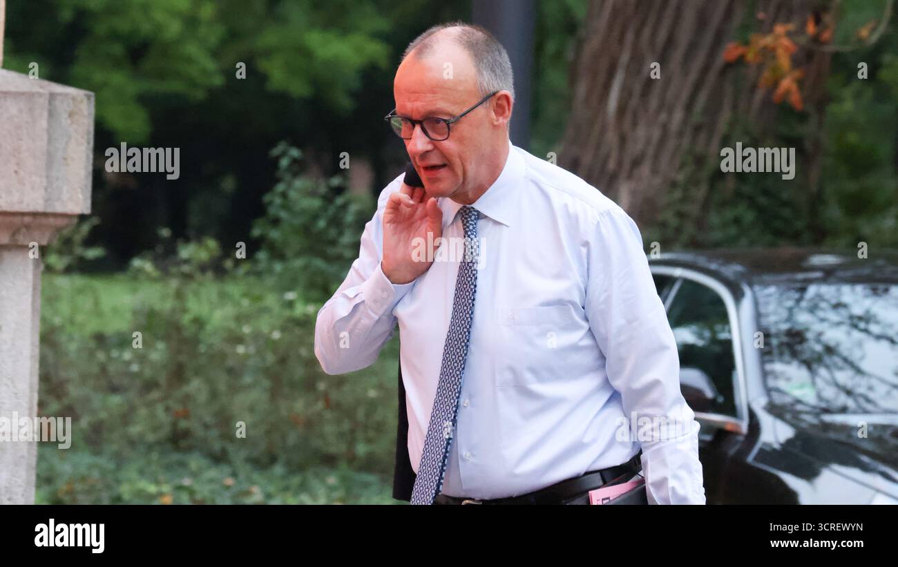 Berlin, Allemagne, 01th Okt. 2025. Arrivées pour la retraite du Cabinet à Villa Borsig : voir l'arrivée du Chancelier Friedrich Merz, du Ministre fédéral des finances Lars Klingbeil, du Ministre fédéral de l'intérieur Alexander Dobrindt et d'autres membres du Cabinet Merz photo : Klaus KROENERT crédit : Klaus KROENERT/Alamy Live News Banque D'Images