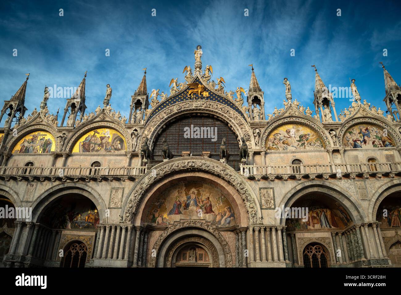 Exprimons la façade de la basilique de Mark sous le ciel bleu dramatique à Venise, Italie Banque D'Images