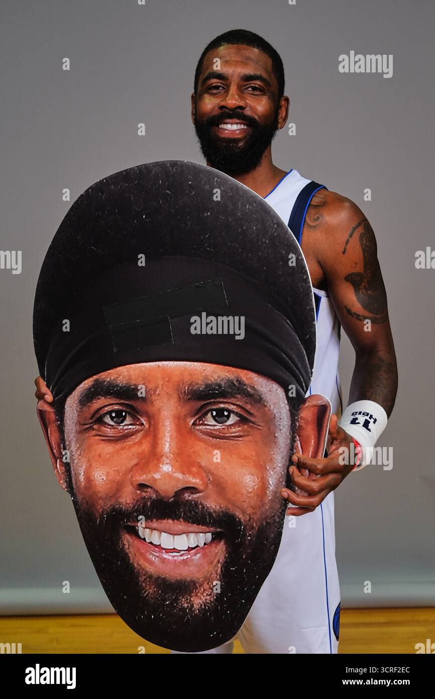 FILE - Dallas Mavericks guard Kyrie Irving poses for a photo during the NBA basketball team's media day in Dallas, Sept. 29, 2025. (AP Photo/LM Otero, File) Banque D'Images