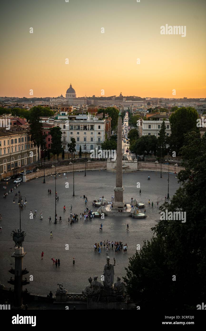 Coucher de soleil vue sur la Piazza del Popolo depuis Piazzale Napoleone I à Rome, Italie Banque D'Images