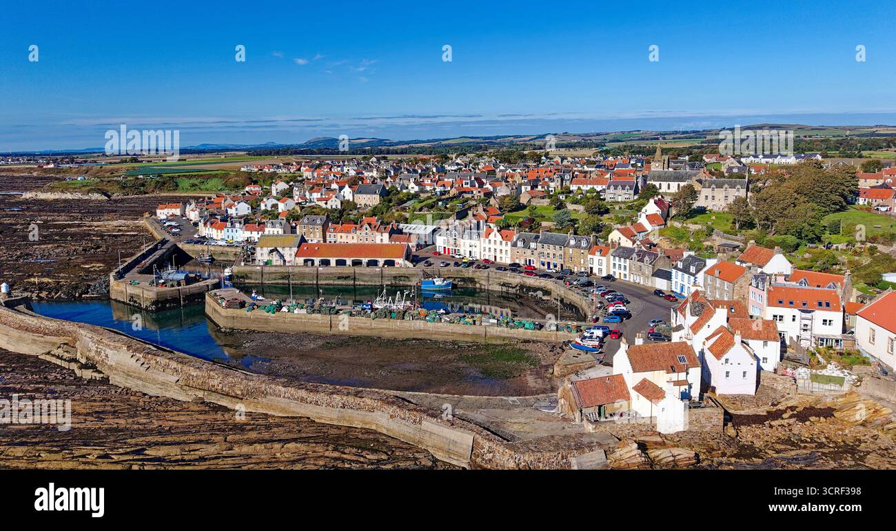 Pittenweem village de pêcheurs Fife Écosse littoral rocheux Gyles et East Shore maisons surplombant le port et les bateaux de pêche Banque D'Images