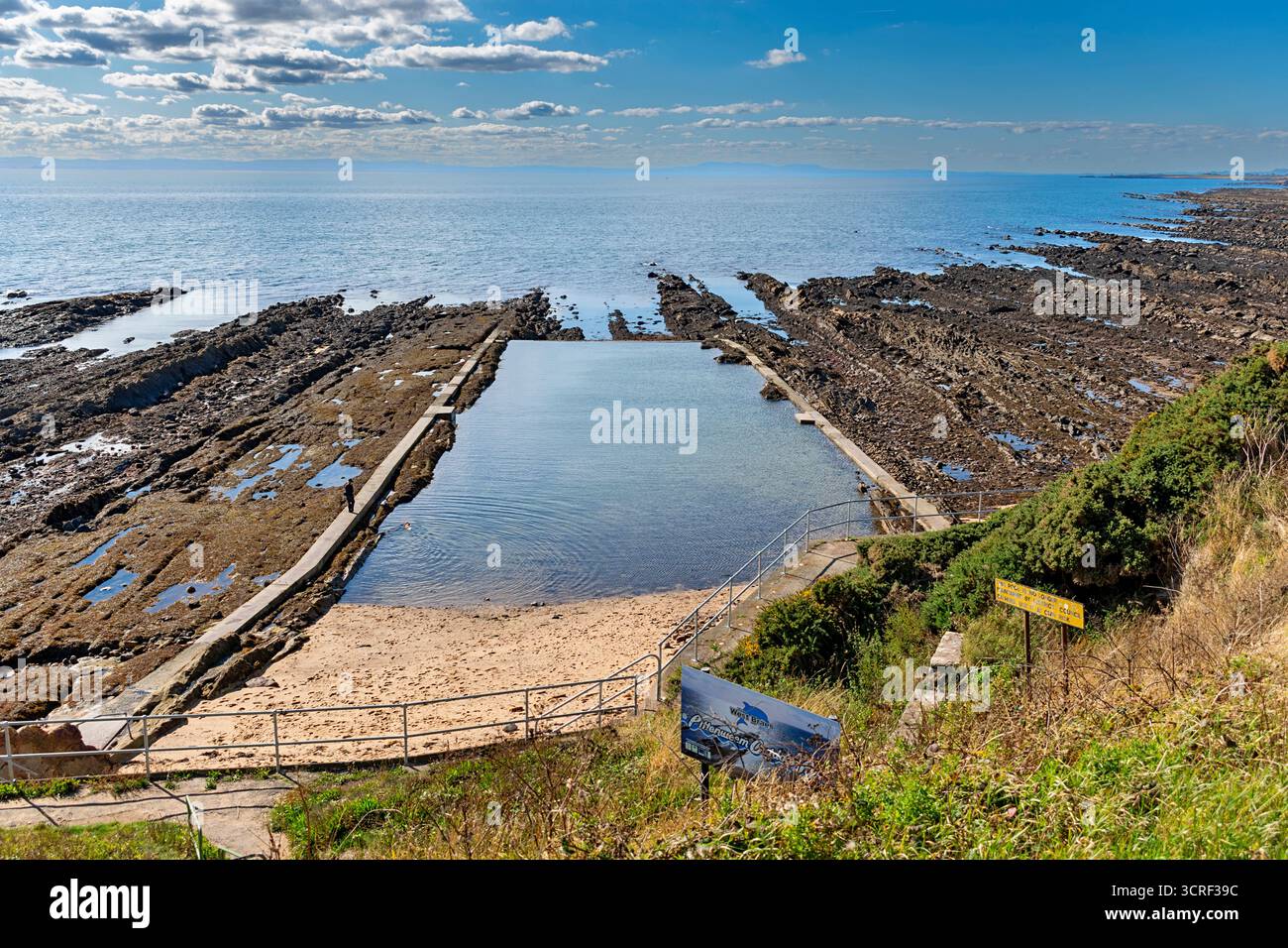 Pittenweem village de pêcheurs Fife Écosse côte rocheuse la piscine de mer en plein air Banque D'Images