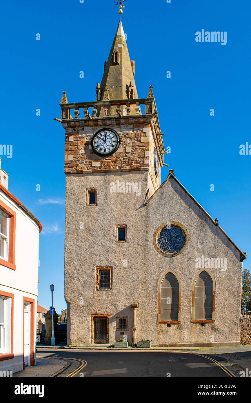 Pittenweem Parish Church et Tolbooth Steeple à l'extrémité de la High Street Banque D'Images