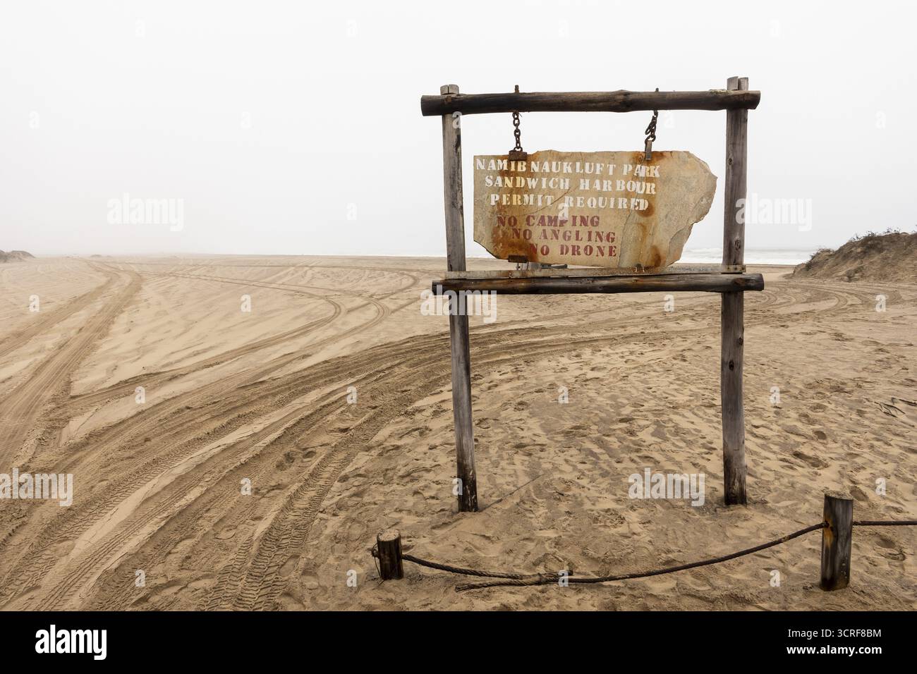 Panneau routier affichant le nom du parc national Namib-Naukluft contre un paysage désertique sous un ciel nuageux, Namibie - 30 août 2025 Banque D'Images
