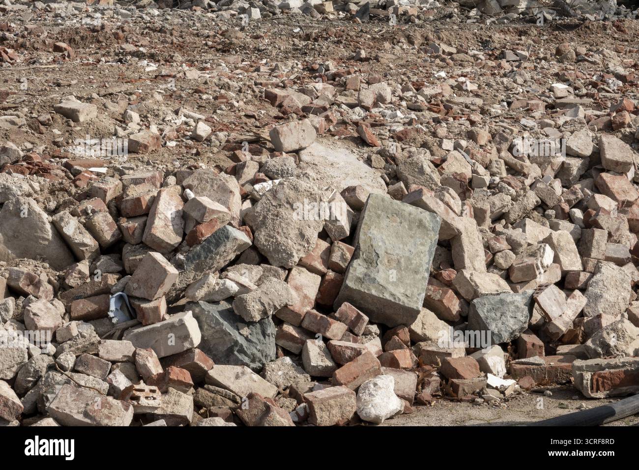 Accumulation de briques brisées et de béton provenant du chantier de démolition Banque D'Images