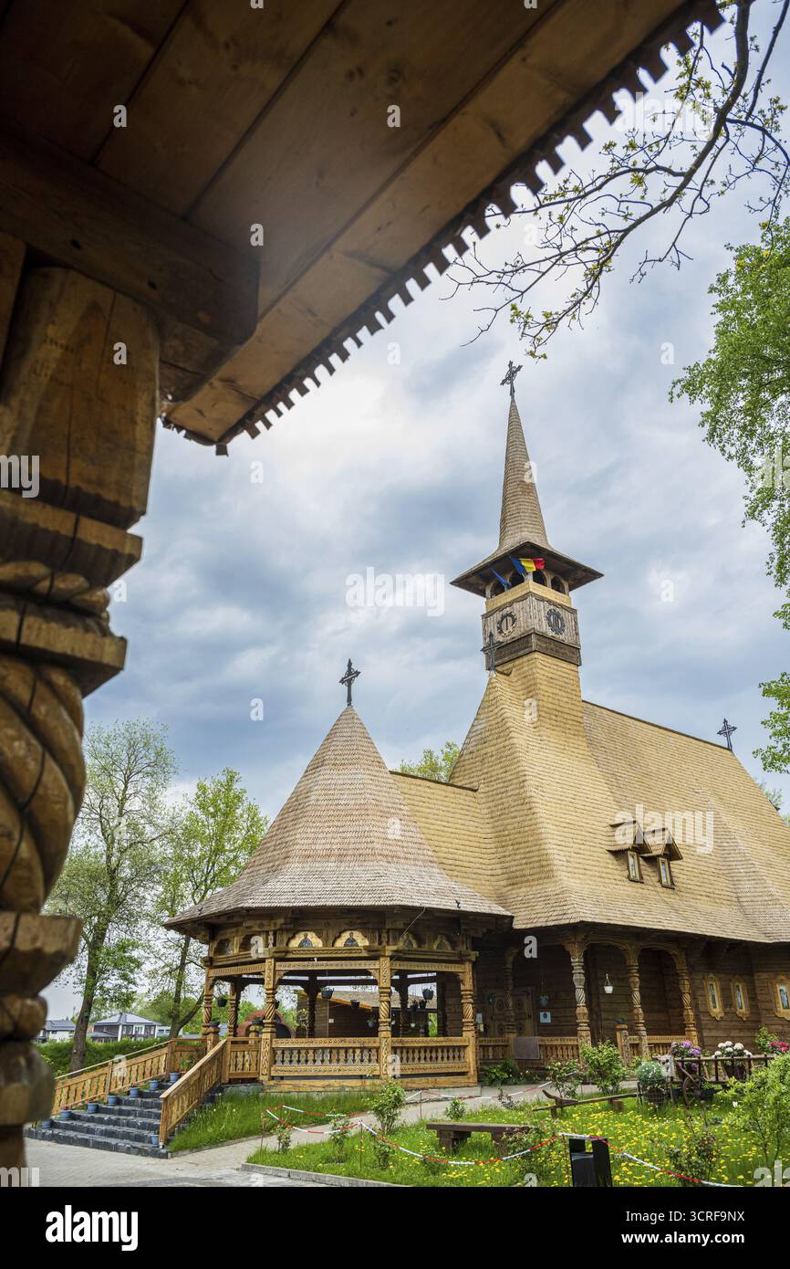 Remarquable église en bois avec des sculptures complexes et un toit rustique contre un ciel nuageux, l'église orthodoxe roumaine près de Soegel dans l'Emsland Banque D'Images