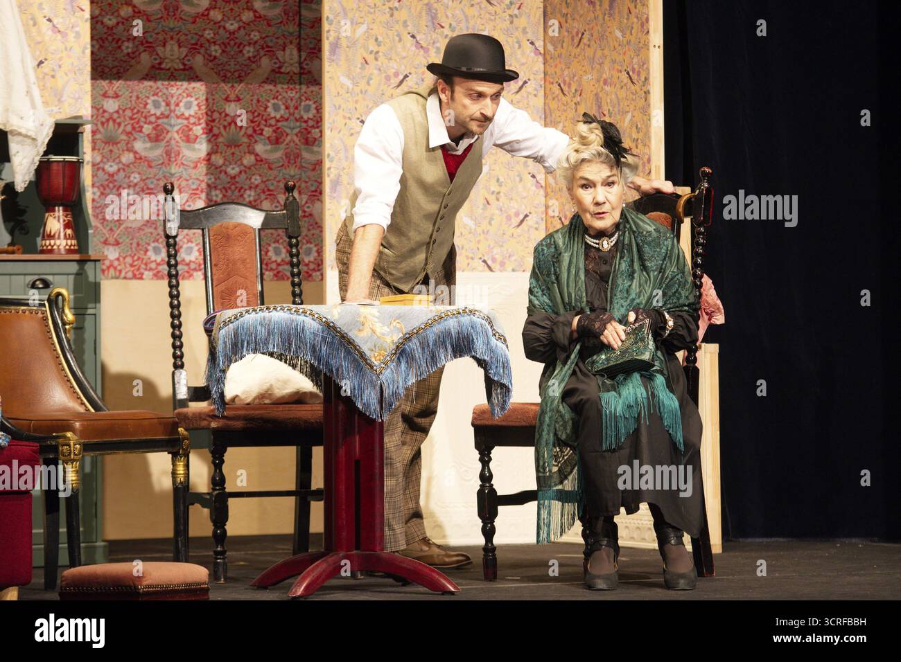 Vera Mueller (Mme Wilberforce), Thilo Herrmann (Prof Marcus), LADYKILLERS, répétition photo sur 29.09.2025 au Berlin crime Theatre, Berlin, première Banque D'Images