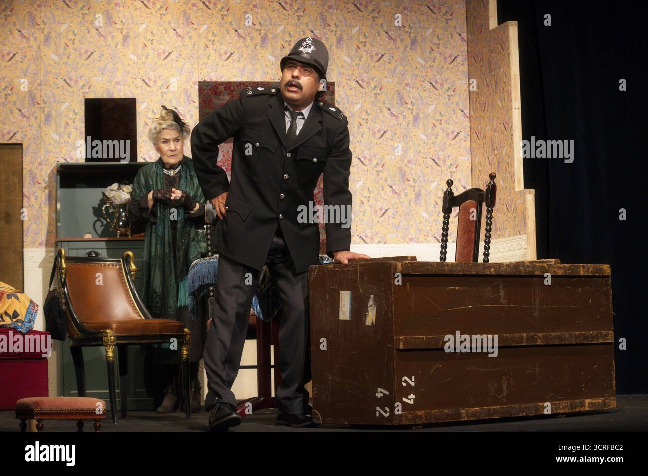 Vera Mueller (Mme Wilberforce), Alejandro Ramon Alonso (M. Thompson, policier, M. Gordon), LADYKILLERS, répétition photo le 29.09.2025 au Berliner Banque D'Images