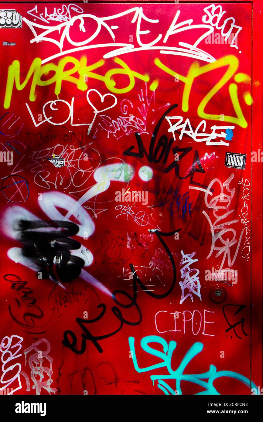 Graffiti, lettres sur fond rouge. Banque D'Images