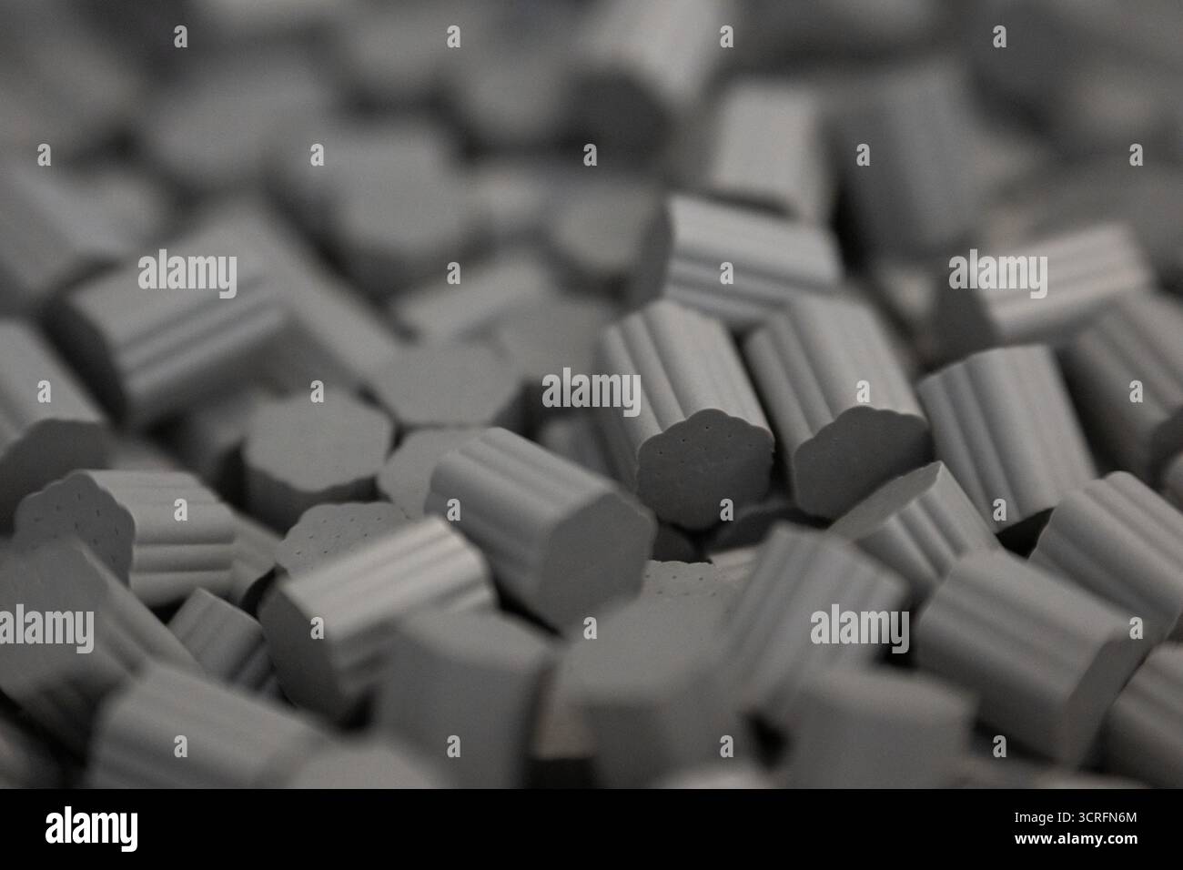 Aschau A.Inn, Allemagne. 03 septembre 2025. Des morceaux gris de poudre propulsive pressée se trouvent dans un tiroir. Ils sont ensuite remplis dans des pièces moulées combustibles et ensuite traités dans la production d'obusiers d'artillerie. La poudre propulsive se compose principalement de nitrocellulose. La photo a été prise dans une usine Nitrochemie Aschau GmbH à Aschau am Inn. Nitrochemie est une joint-venture du groupe Rheinmetall. Le Groupe nitrochimie est spécialisé dans les propergols à usage militaire et civil ainsi que dans les intermédiaires chimiques. Crédit : Leonie Asendorpf/dpa/Alamy Live News Banque D'Images