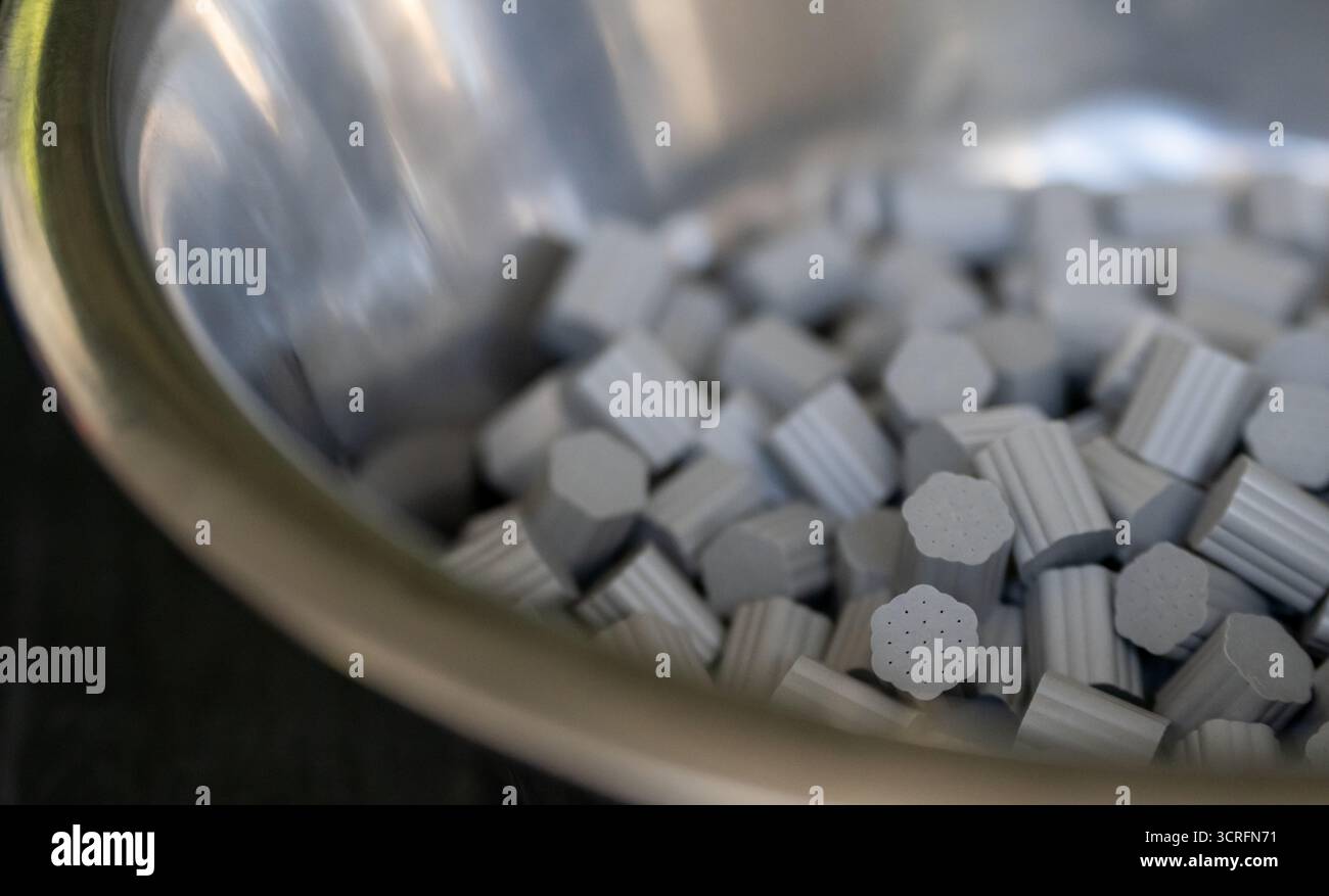 Aschau A.Inn, Allemagne. 03 septembre 2025. Des morceaux gris de poudre propulsive pressée reposent dans un bol. Ils sont ensuite remplis dans des pièces moulées combustibles et ensuite traités dans la production d'obusiers d'artillerie. La poudre propulsive se compose principalement de nitrocellulose. La photo a été prise dans une usine Nitrochemie Aschau GmbH à Aschau am Inn. Nitrochemie est une joint-venture du groupe Rheinmetall. Le Groupe nitrochimie est spécialisé dans les propergols à usage militaire et civil ainsi que dans les intermédiaires chimiques. Crédit : Leonie Asendorpf/dpa/Alamy Live News Banque D'Images