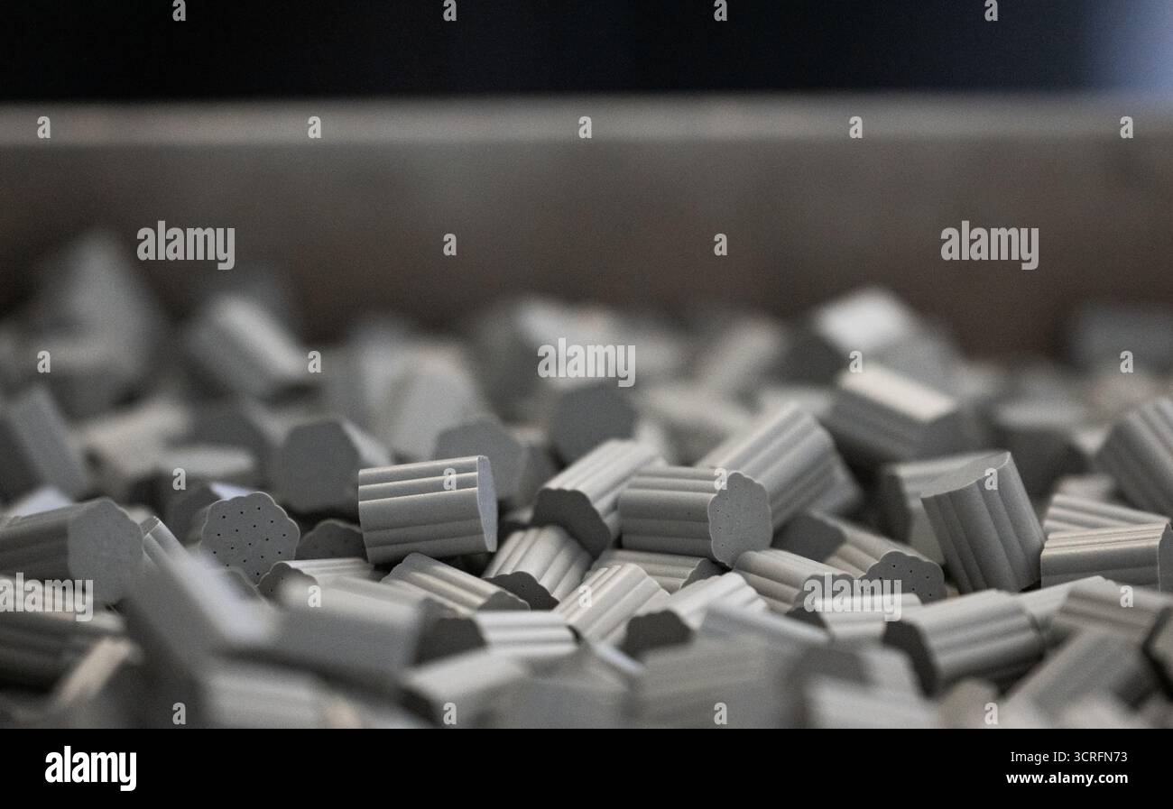 Aschau A.Inn, Allemagne. 03 septembre 2025. Des morceaux gris de poudre propulsive pressée se trouvent dans un tiroir. Ils sont ensuite remplis dans des pièces moulées combustibles et ensuite traités dans la production d'obusiers d'artillerie. La poudre propulsive se compose principalement de nitrocellulose. La photo a été prise dans une usine Nitrochemie Aschau GmbH à Aschau am Inn. Nitrochemie est une joint-venture du groupe Rheinmetall. Le Groupe nitrochimie est spécialisé dans les propergols à usage militaire et civil ainsi que dans les intermédiaires chimiques. Crédit : Leonie Asendorpf/dpa/Alamy Live News Banque D'Images