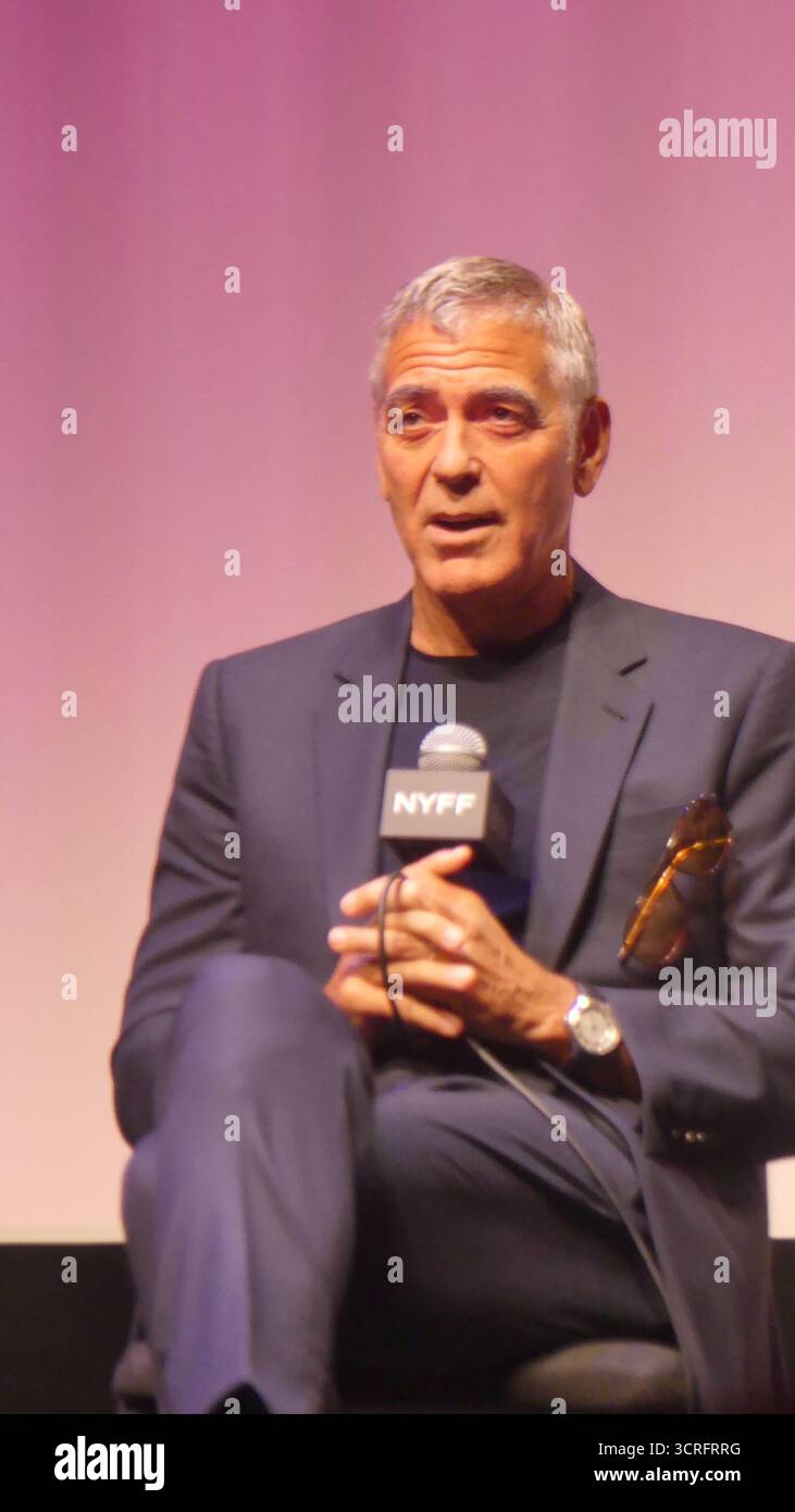 NYFF63, film Society of Lincoln Center, Alice Tully Hall, 1941 Broadway at W 65th, New York, NY USA. 30 septembre 2025. Suivant le prémere de son dernier film « Jay Kelly » au 63ème Festival du film de New York, le réalisateur Noah Baumbach est rejoint lors d’une séance de questions-Réponses par les acteurs George Clooney, Laura Dern, Bill Crudup, Riley Keough, Grace Edwards, Stacy Keach, Patrick Wilson, Jim Broadbent et Eve Hewson. Crédit : ©Julia Mineeva/EGBN News/Alamy Live News Banque D'Images