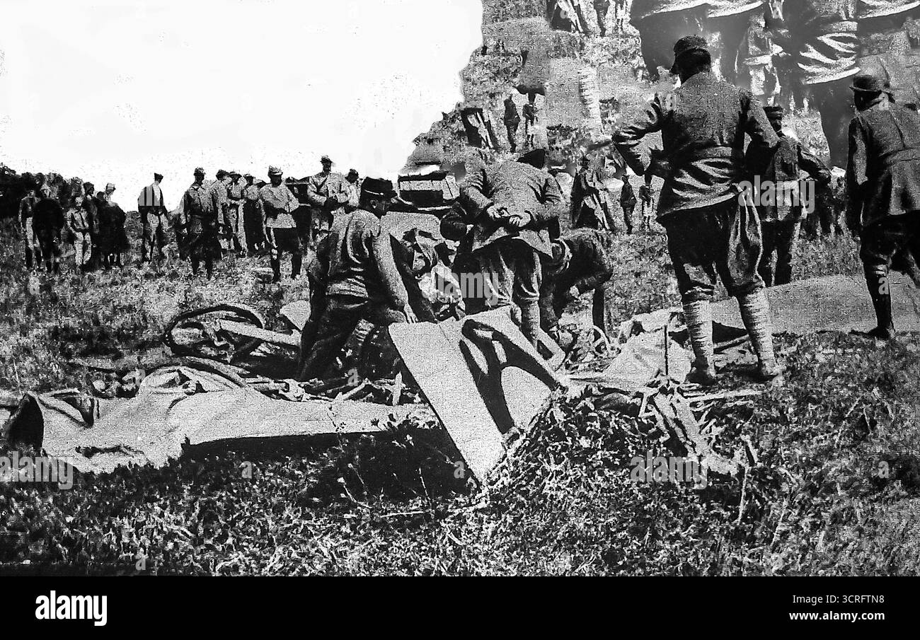 Épave de l'avion de l'aviateur français Adolphe Pégoud après son accident mortel le 31 août 1915 pendant la première Guerre mondiale. Pégoud, célèbre pour être le premier as de chasse et pionnier de la voltige, a été abattu au combat près de petite-Croix, en France. Publiée dans le miroir, la photographie capture des soldats et des civils examinant les restes brisés de son avion, symbolisant les dangers auxquels étaient confrontés les premiers pilotes militaires pendant la Grande Guerre. Banque D'Images