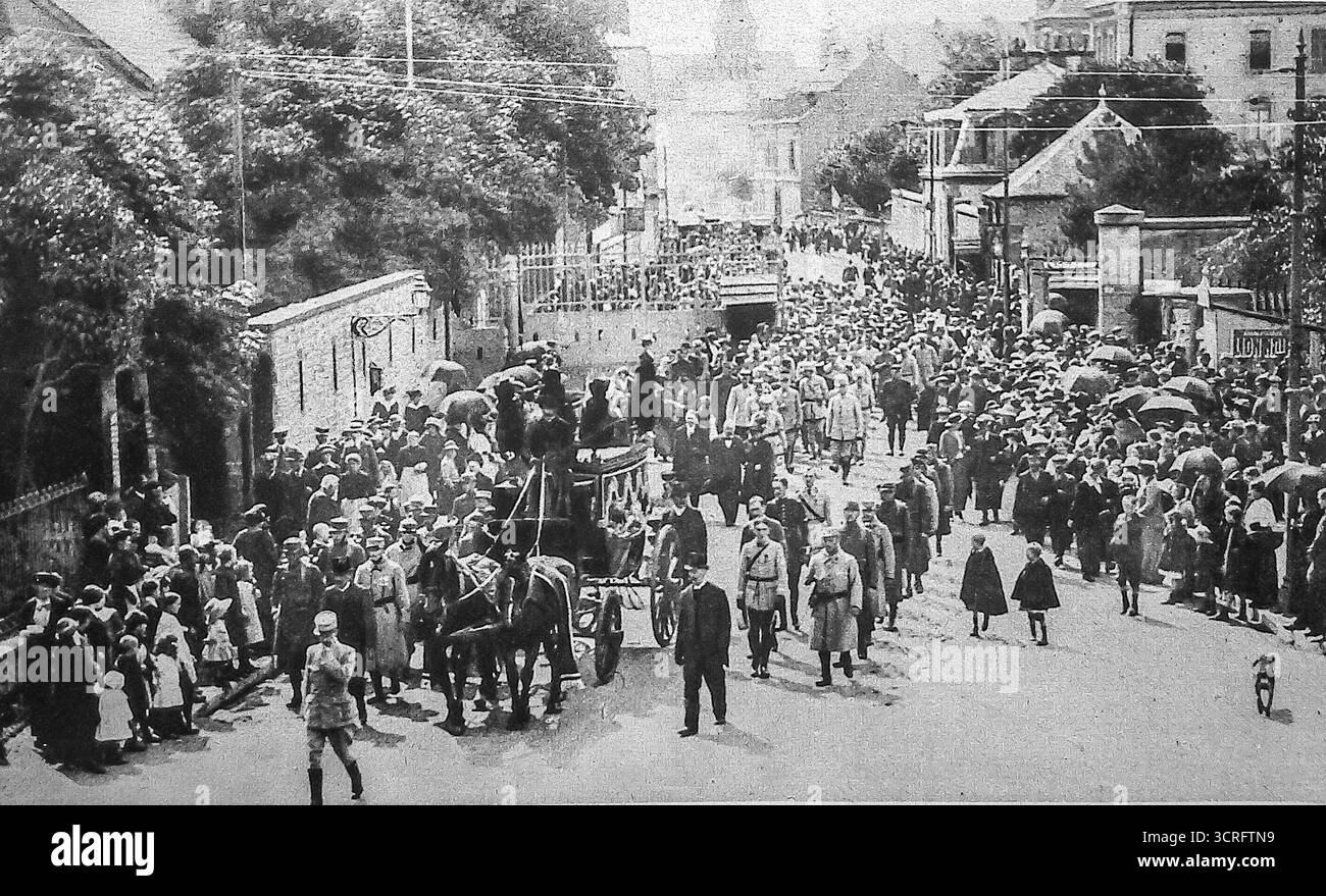 Cortège funèbre de l'aviateur Adolphe Pégoud à Belfort, France, septembre 1915. Des milliers de personnes se sont rassemblées pour honorer l’as de l’air déchu, décoré de la Croix de Guerre et de la Légion d’honneur. Pégoud, célèbre pour ses compétences acrobatiques et ses victoires au combat, est pleuré en tant que héros national. Publiée dans le miroir, cette image montre une foule immense qui suit son cercueil, reflétant l’impact profond de sa mort sur le public français pendant la Grande Guerre. Banque D'Images