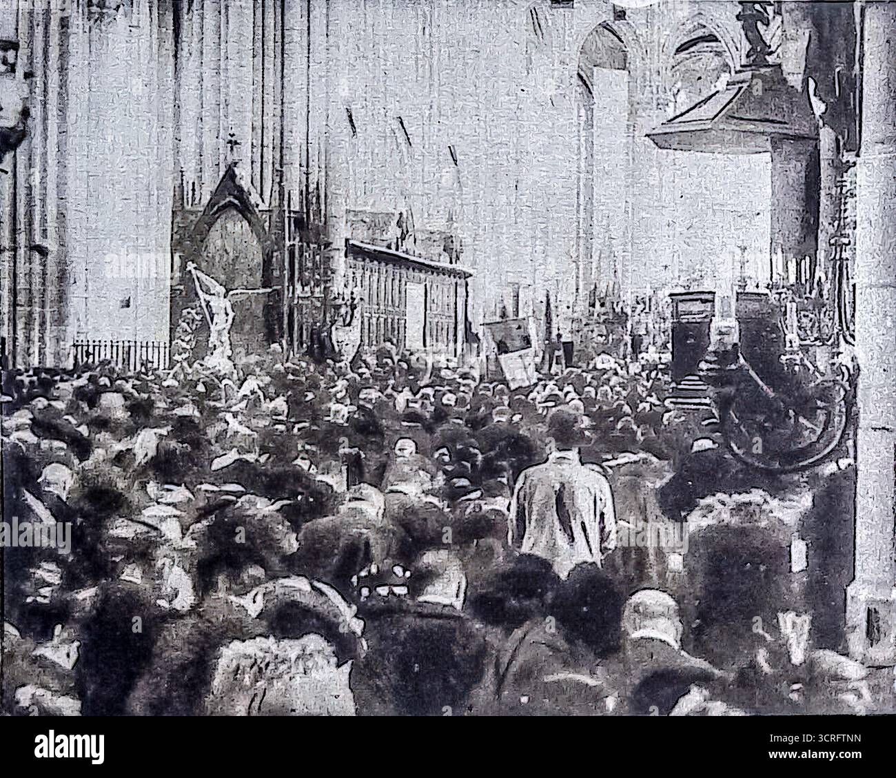 Image de presse d'archives tirée du miroir (1915) montrant un service religieux à l'intérieur de la cathédrale de Meaux lors des commémorations de la première bataille de la Marne. La cathédrale, près de la zone de bataille, est devenue un lieu central de deuil national, où les civils et le clergé se sont rassemblés pour honorer les soldats qui ont donné leur vie pour défendre la France. De telles cérémonies mêlent liturgie et souvenir patriotique au milieu de la Grande Guerre. Banque D'Images