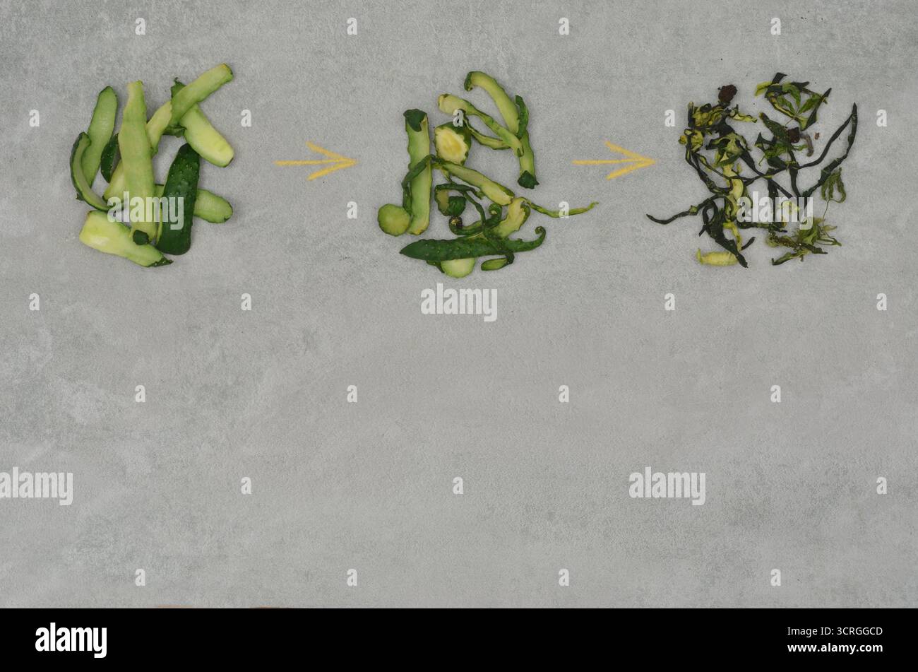 Vue de dessus étapes de décomposition des pelures de concombre et flèche jaune dessinée à la craie. Espace vide à remplir avec le contenu - partie 3 Banque D'Images
