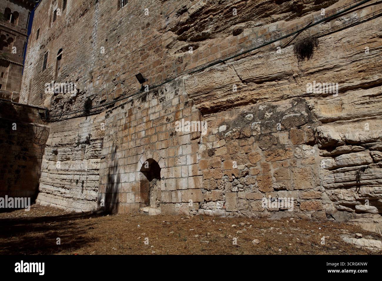Bâtiments sur un rocher de dolomie, une partie du rocher de la Fondation sur le Mont Temple. Où se trouvait le Temple juif, il y a 2000 ans, la forteresse Antonia était ici. Banque D'Images